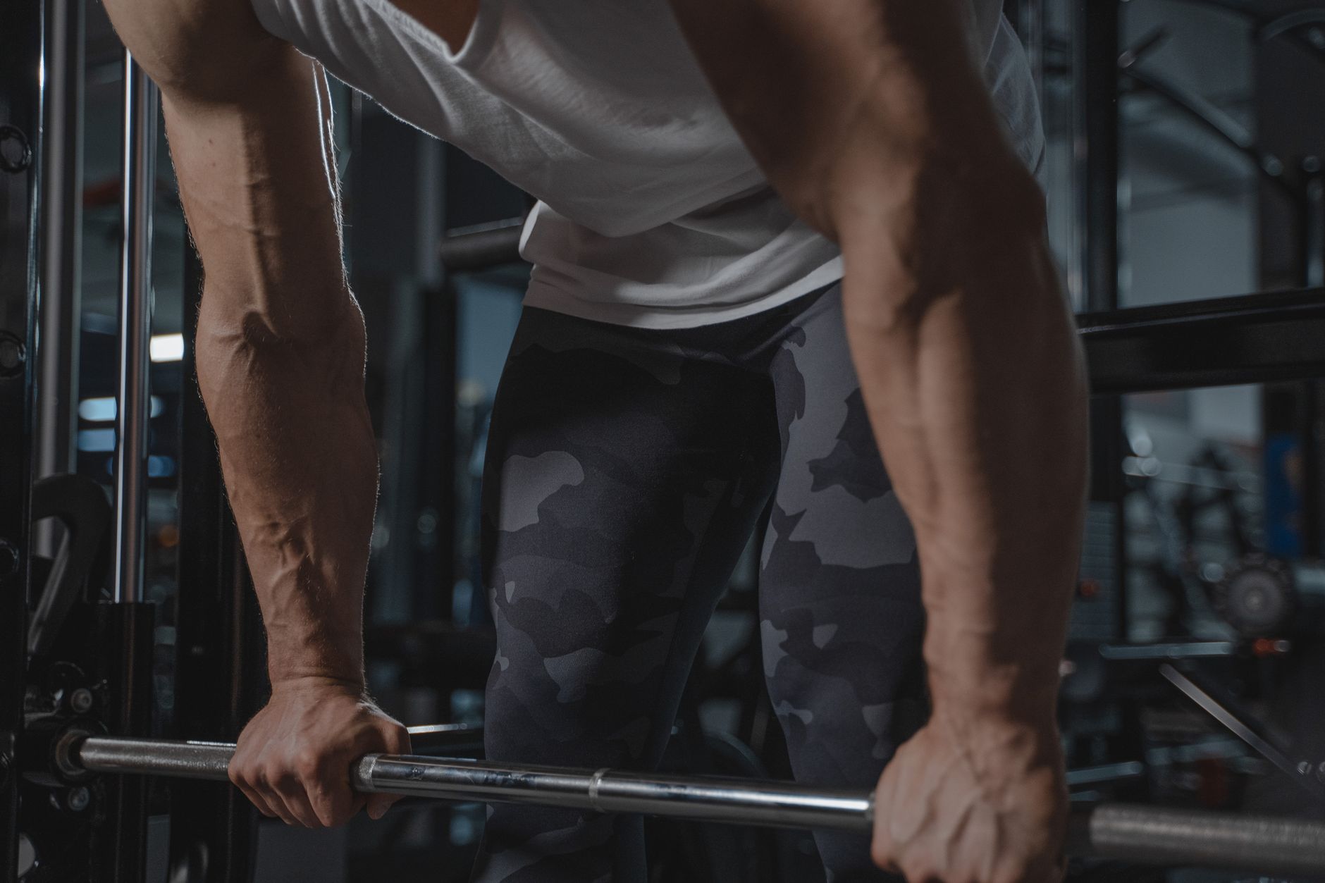 bras musclés en salle