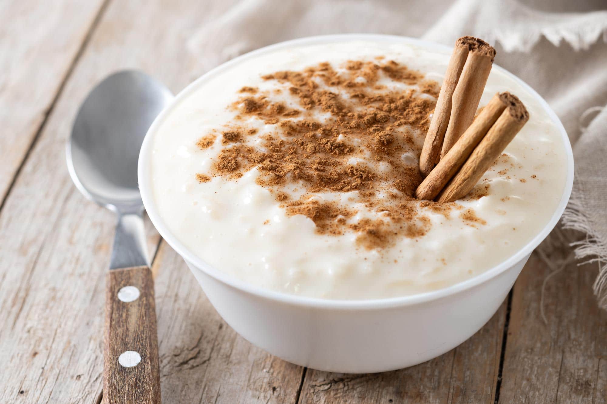 Bol de crème de riz à la texture lisse et onctueuse, préparée à l'eau