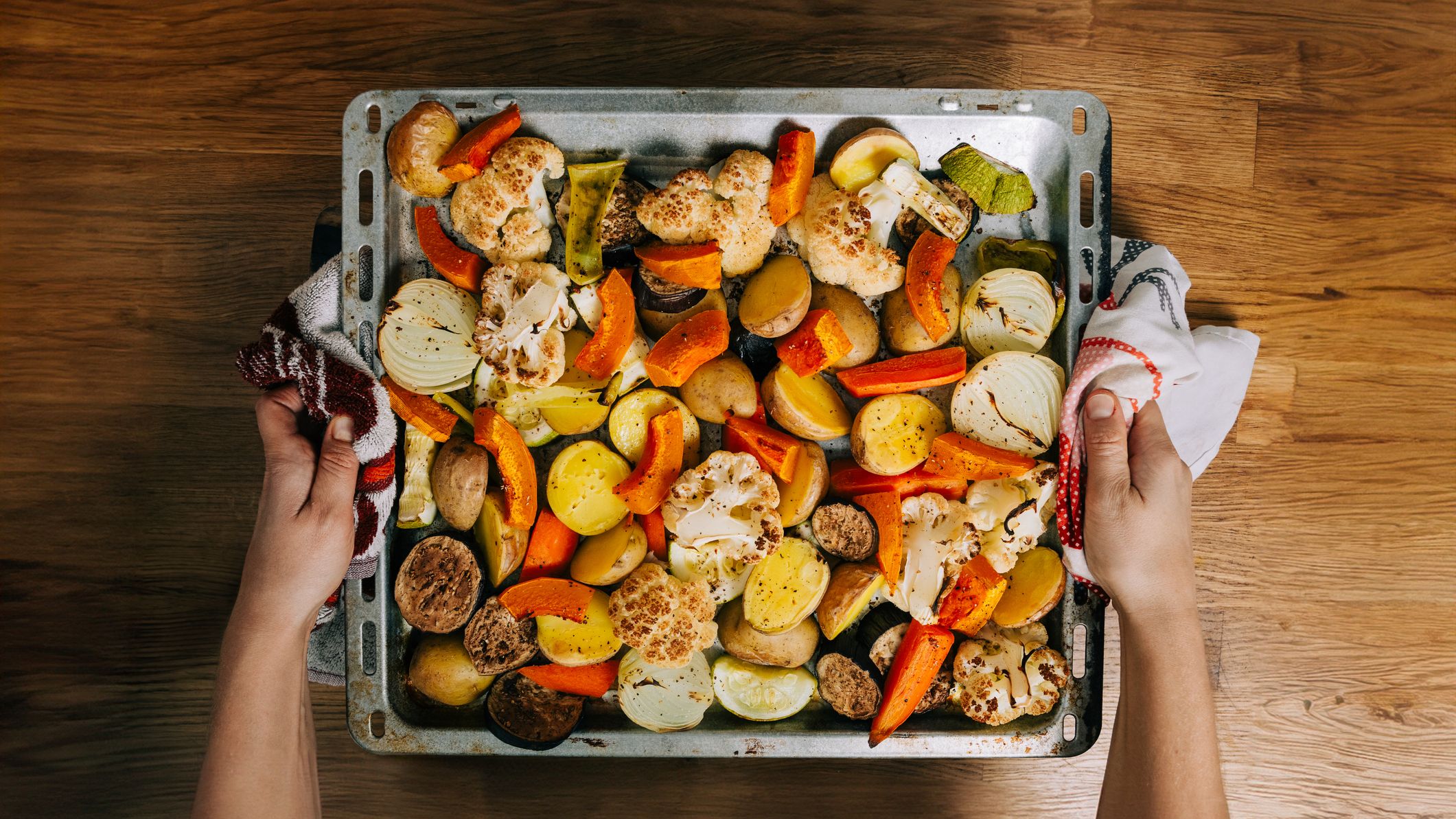 Assiette d'un repas simple avec du riz, des légumes et un œuf posée sur une table de cuisine