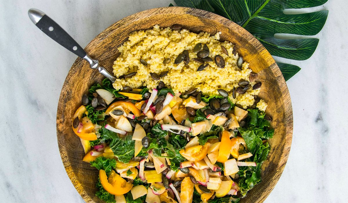 Assiette de recettes sans gluten faciles avec quinoa, légumes rôtis et herbes fraîches