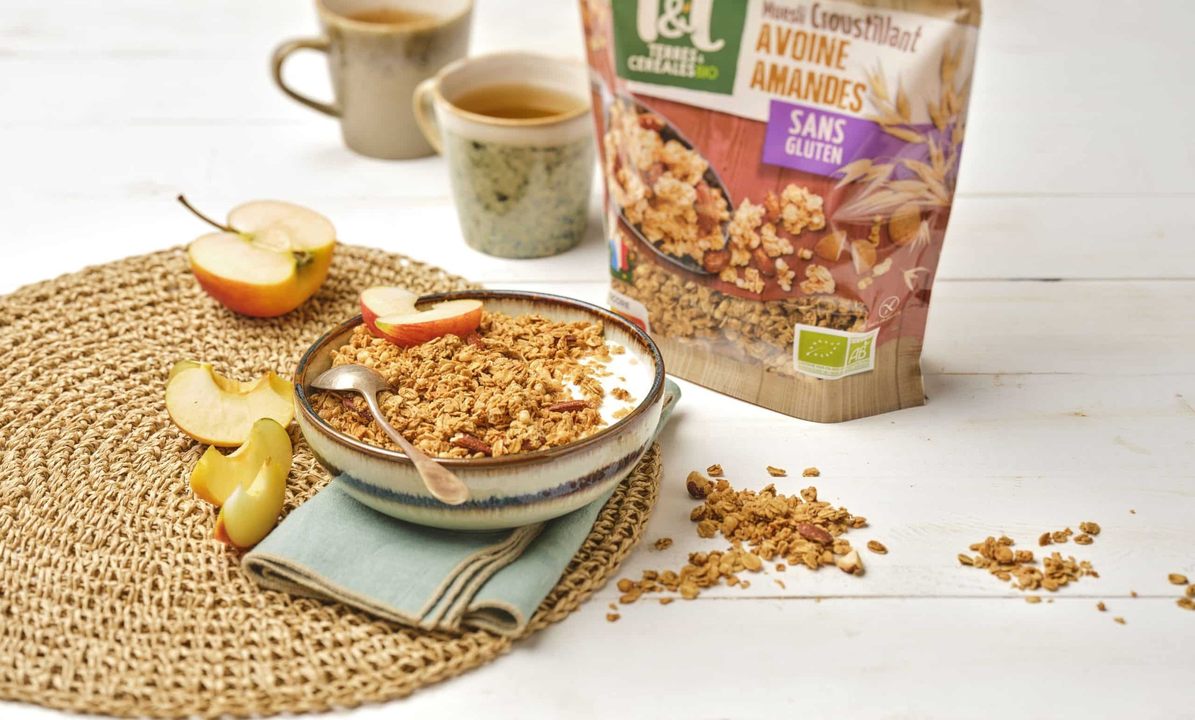 Petit déjeuner sans gluten avec granola, fruits frais et boisson chaude