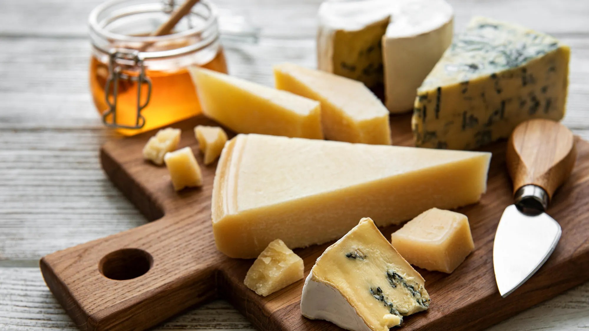 Plateau de fromages affinés pouvant convenir à une alimentation pauvre en lactose