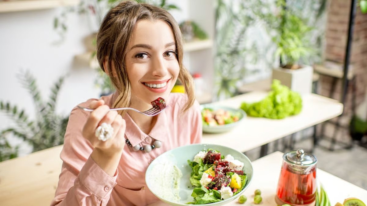 Personne qui mange lentement en posant sa fourchette entre deux bouchées devant son assiette