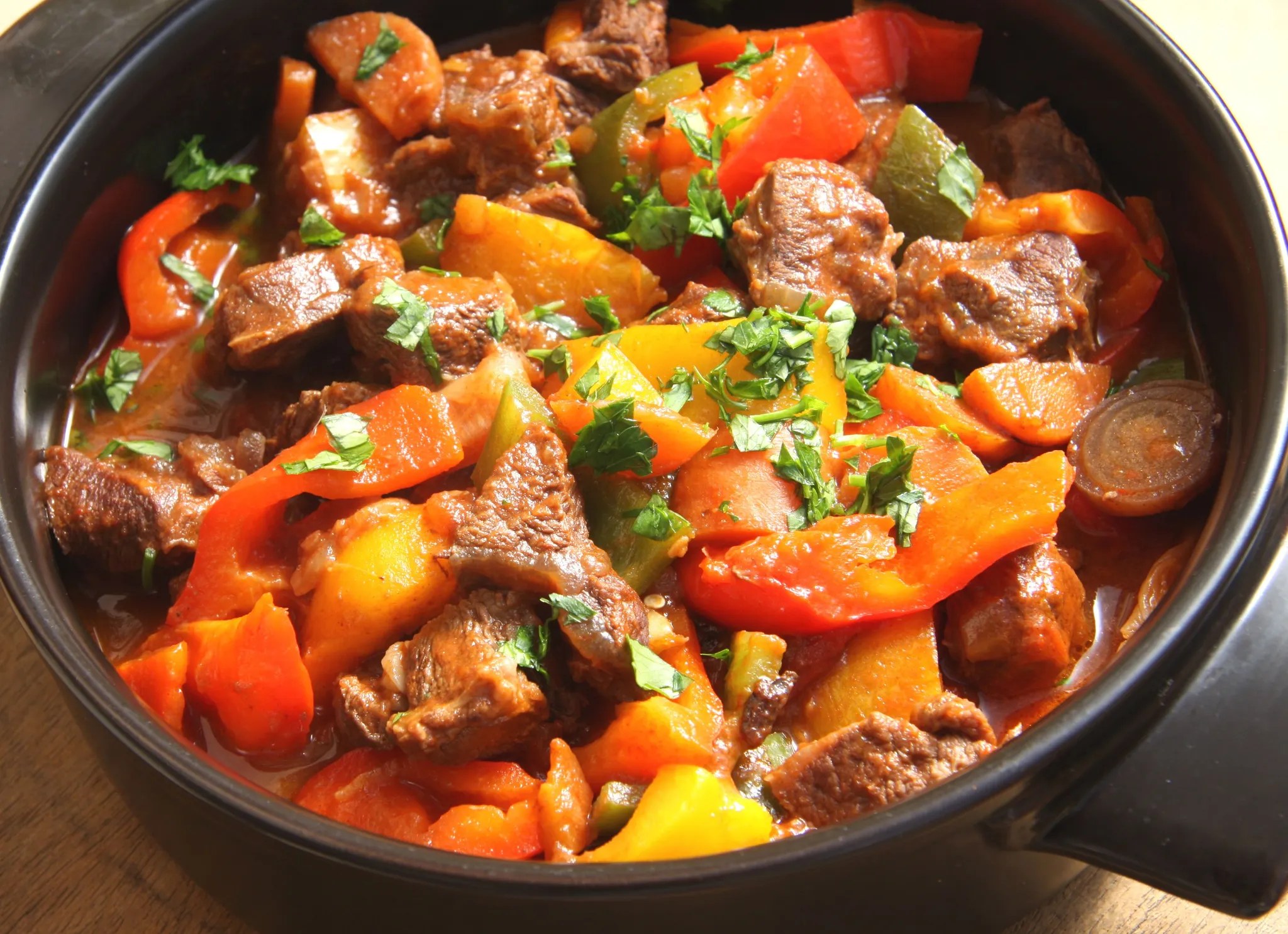Goulash hongrois au bœuf et au paprika servi dans une cocotte