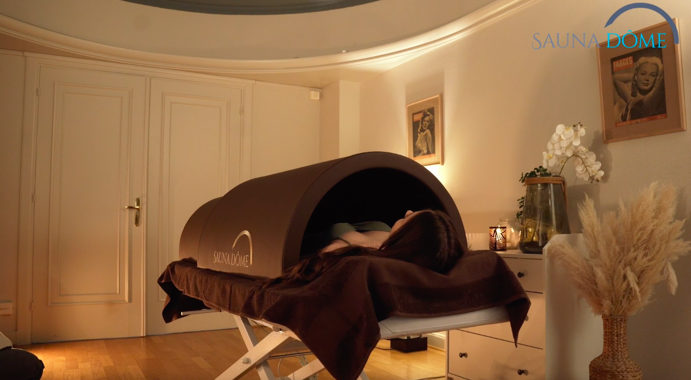 Intérieur d'un sauna japonais à Paris avec des pierres chauffantes et une lumière tamisée